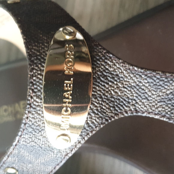 Authentic MICHAEL MICHAEL KORSLogo Plaque Sandal sz 7.5 - Picture 9 of 15